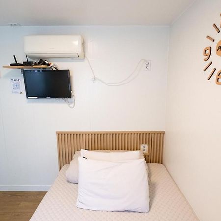 K Stay Guesthouse Myeongdong First Сеул Экстерьер фото