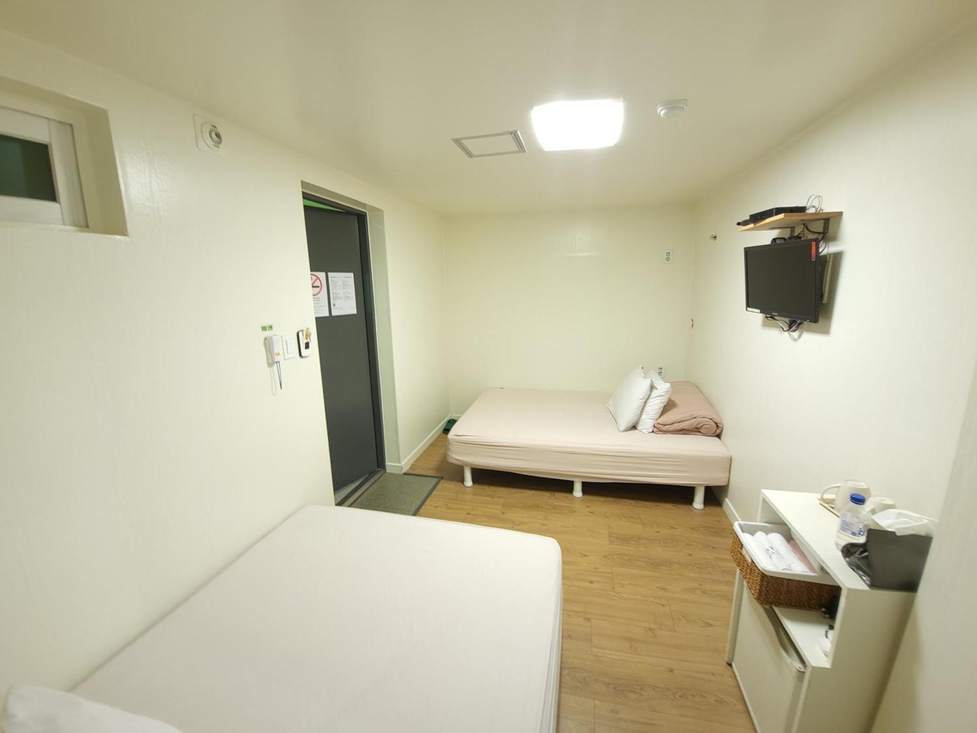 K Stay Guesthouse Myeongdong First Сеул Экстерьер фото