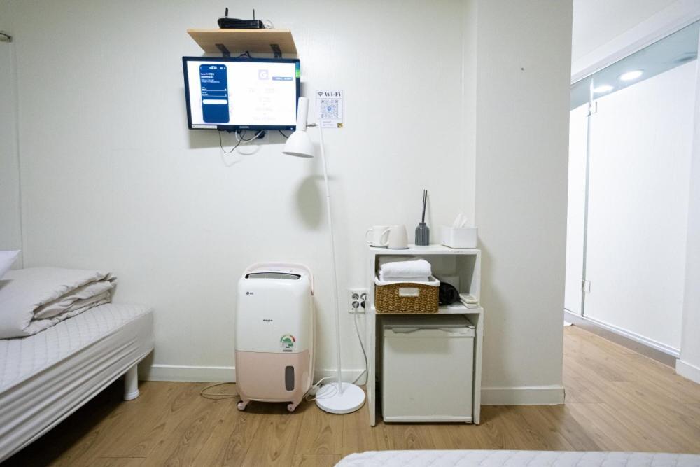 K Stay Guesthouse Myeongdong First Сеул Экстерьер фото