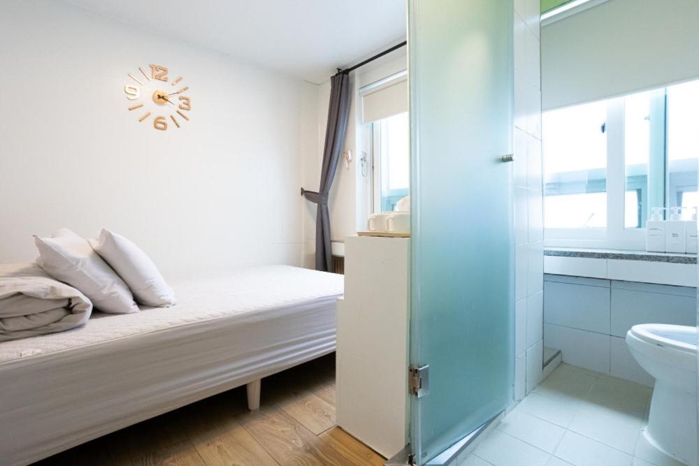 K Stay Guesthouse Myeongdong First Сеул Экстерьер фото