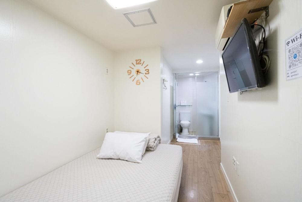 K Stay Guesthouse Myeongdong First Сеул Экстерьер фото
