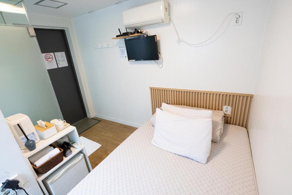 K Stay Guesthouse Myeongdong First Сеул Экстерьер фото