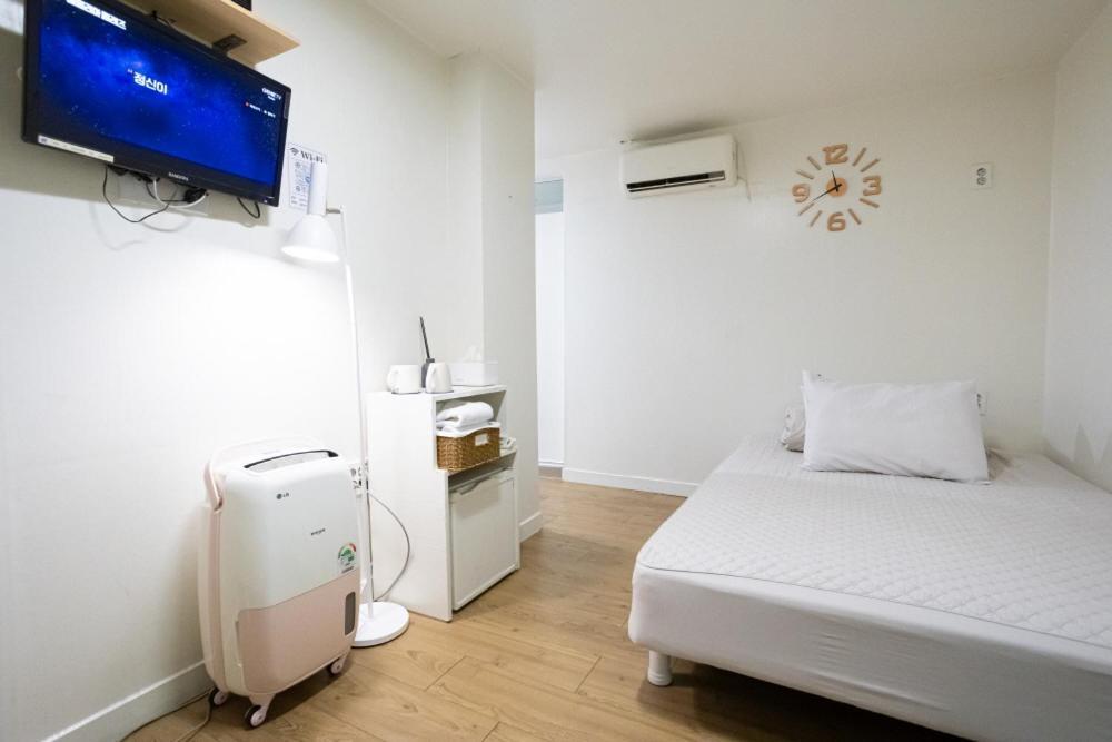 K Stay Guesthouse Myeongdong First Сеул Экстерьер фото