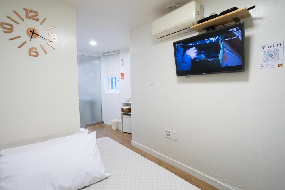 K Stay Guesthouse Myeongdong First Сеул Экстерьер фото